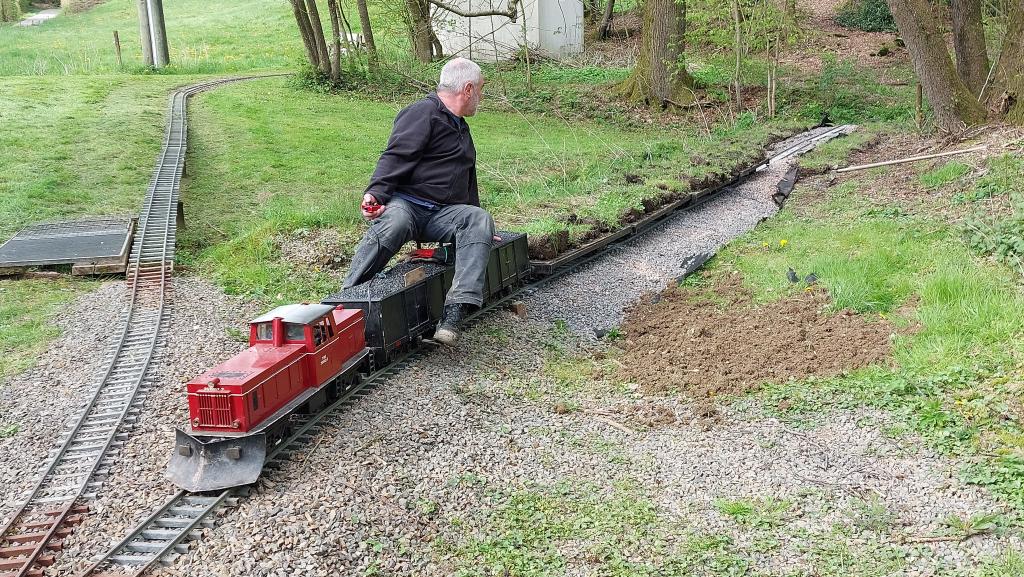 Bauzug mit einer Ladung Grassoden