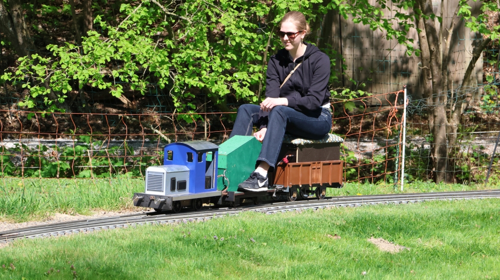 Werkslok mit Lokführerin unterwegs.