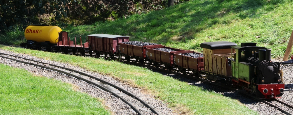 BR99 mit Güterzug abgestellt.