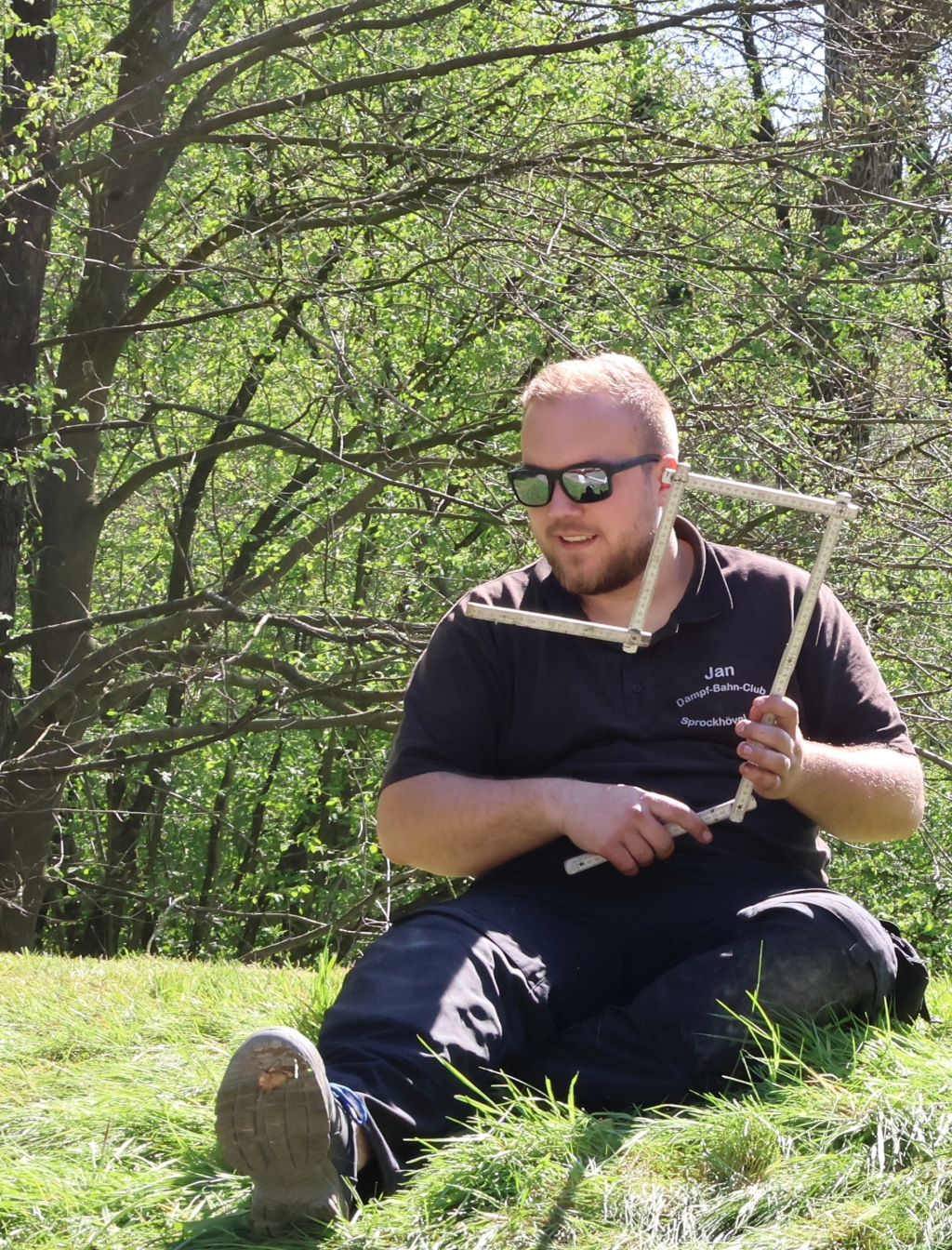 Hantieren mit dem Zollstock.