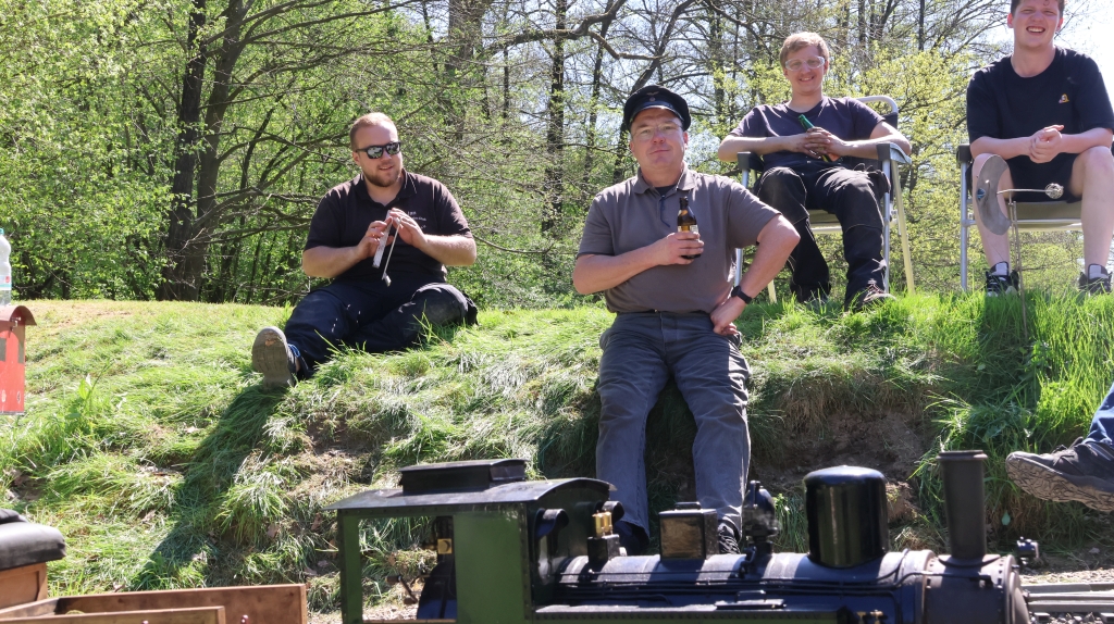 Lokpersonale beim Müßiggang am Feldherrenhügel.