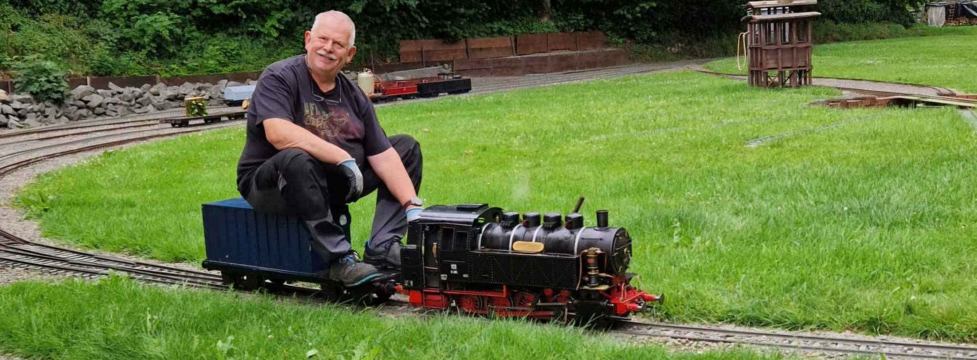 BR81 mit Huserlandpaparazzi auf der Strecke