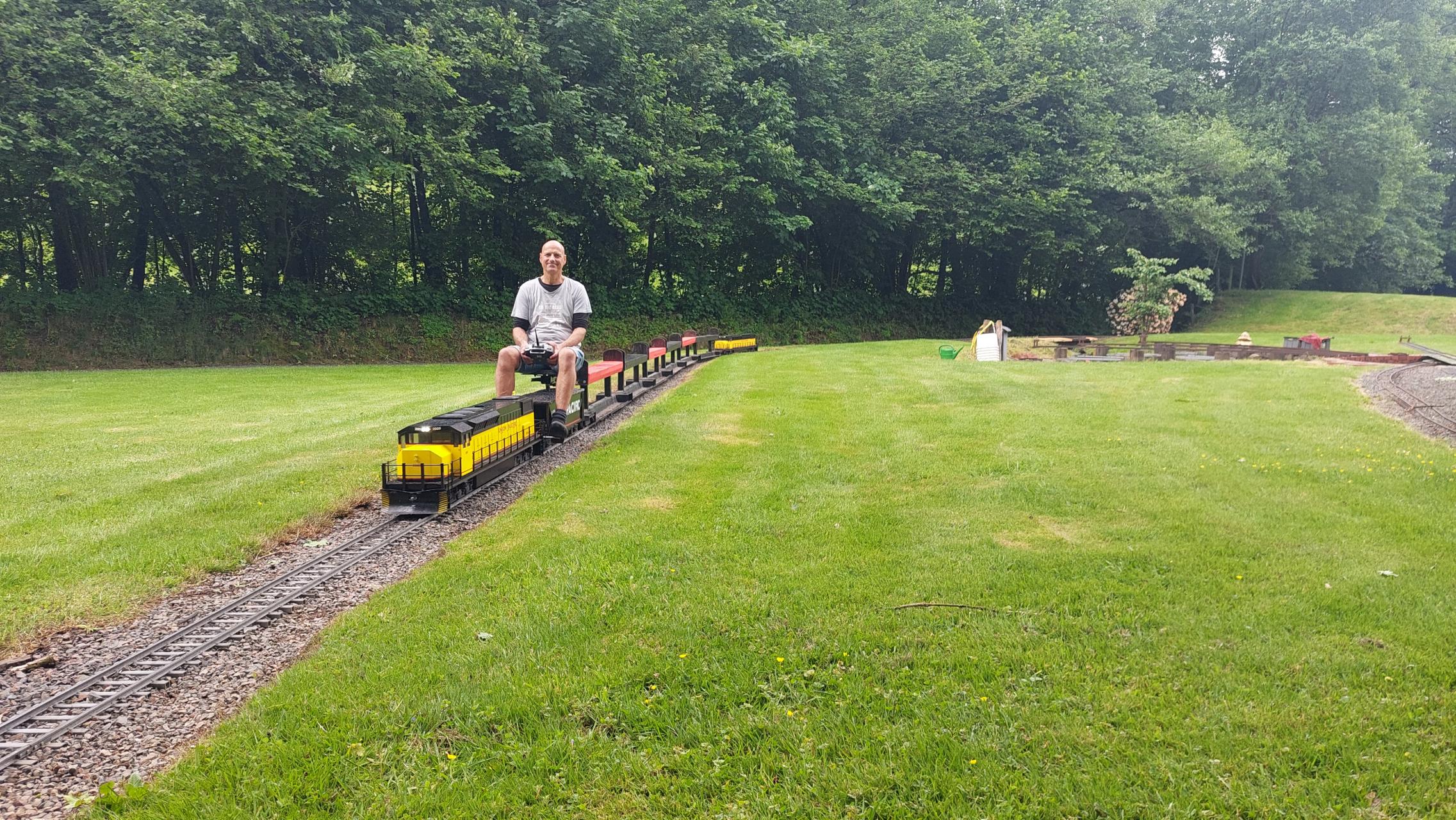 US-Diesel mit Personenzug